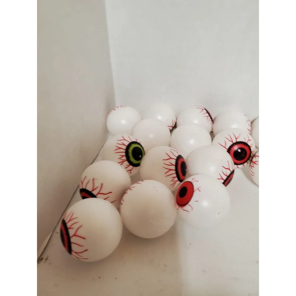 Greenbrier International plastic Halloween eyeballs 16 Pcs, 11 Red 5 Green